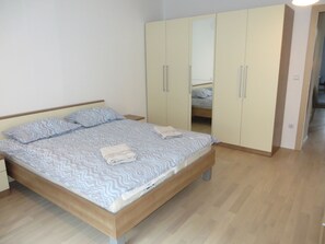 Appartement, uitzicht op stad | 1 slaapkamer, een bureau, een strijkplank/strijkijzer, gratis wifi