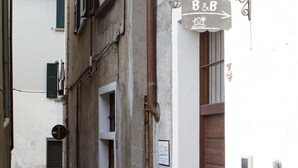 Un callejón estrecho con un cartel que indica una casa de huéspedes.