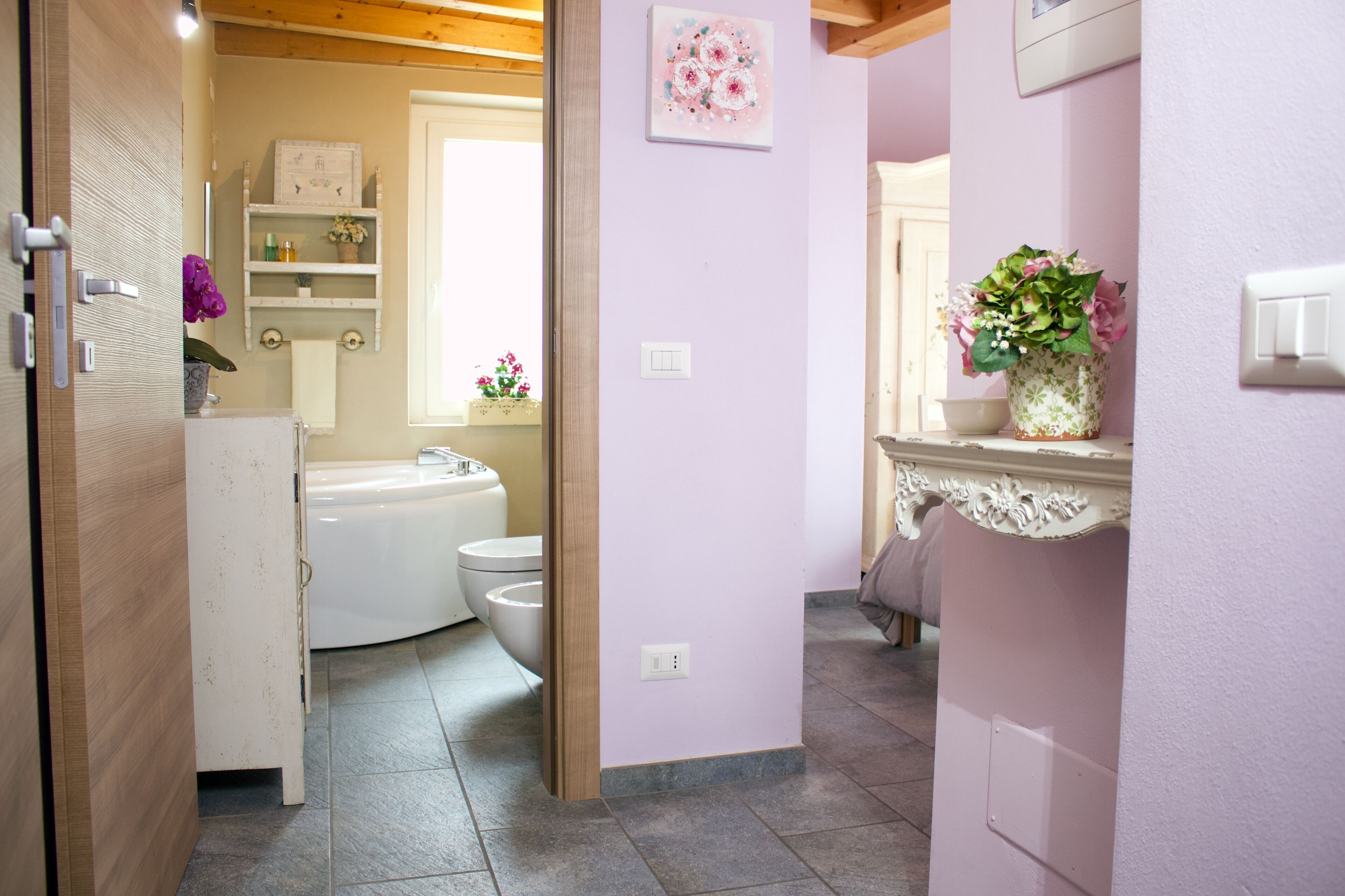Une salle de bain comprenant des toilettes, un lavabo et un espace douche.