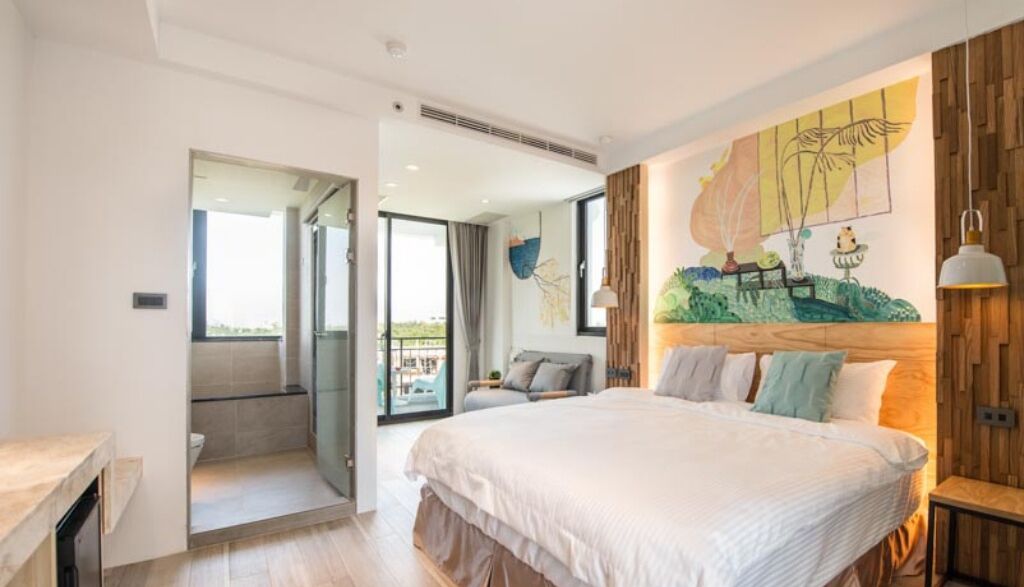 Un dormitorio moderno con una cama grande, cabecera de madera y un mural en la pared.