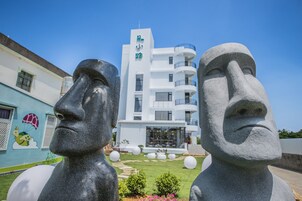 Un edificio de diseño moderno, con una fachada blanca destacada y varios balcones.