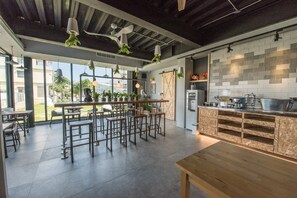 Una cocina moderna con barra, ventanas amplias y vistas al exterior.
