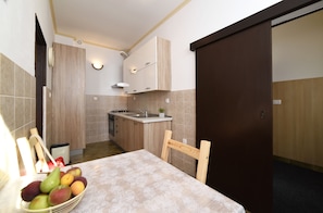 Apartment | Eigene Küche | Kühlschrank, Mikrowelle, Ofen, Herdplatte