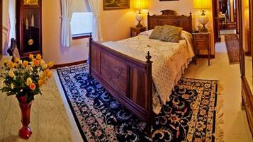 Decoración personalizada, muebles diferentes y cortinas blackout