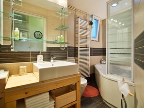Apartment, 1 Bedroom | Bathroom | Bathtub, deep soaking tub, free toiletries, hair dryer - Apartment Green Wall (Zagreb)