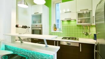 Lemari es besar, microwave, oven, dan kompor