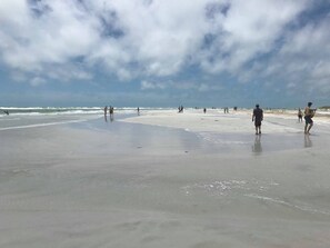In Strandnähe, Liegestühle, Strandtücher