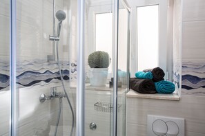 Appartement, 1 chambre | Salle de bain | Douche, articles de toilette (gratuits), séchoir à cheveux