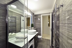 Departamento, 2 habitaciones, vista a la ciudad | Baño | Regadera, amenidades de baño gratuitas, secadora de cabello, batas 
