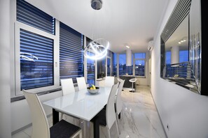 Appartement, 2 chambres, vue ville | Restauration dans la chambre