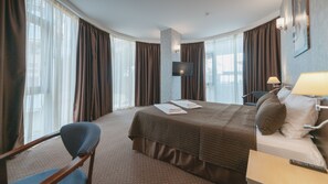 Comfort kamer, balkon (Family) | Een kluis op de kamer, een bureau, verduisterende gordijnen