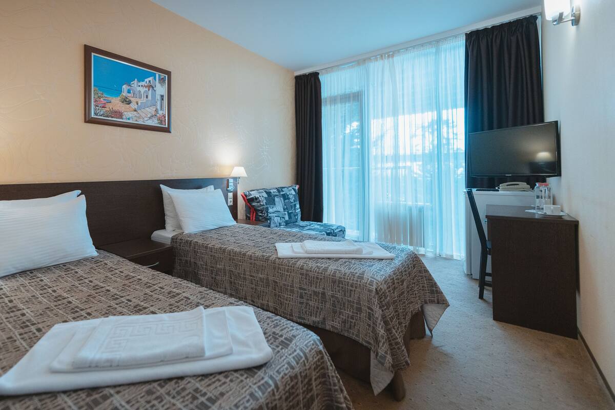 Comfort Double or Twin Room, Balcony | Peti besi dalam bilik, meja, langsir/tirai gelap terus, kalis bunyi