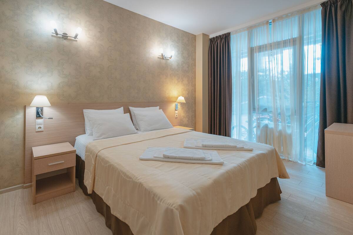 Standard Room, 1 Bedroom (Family) | Peti besi dalam bilik, meja, langsir/tirai gelap terus, kalis bunyi