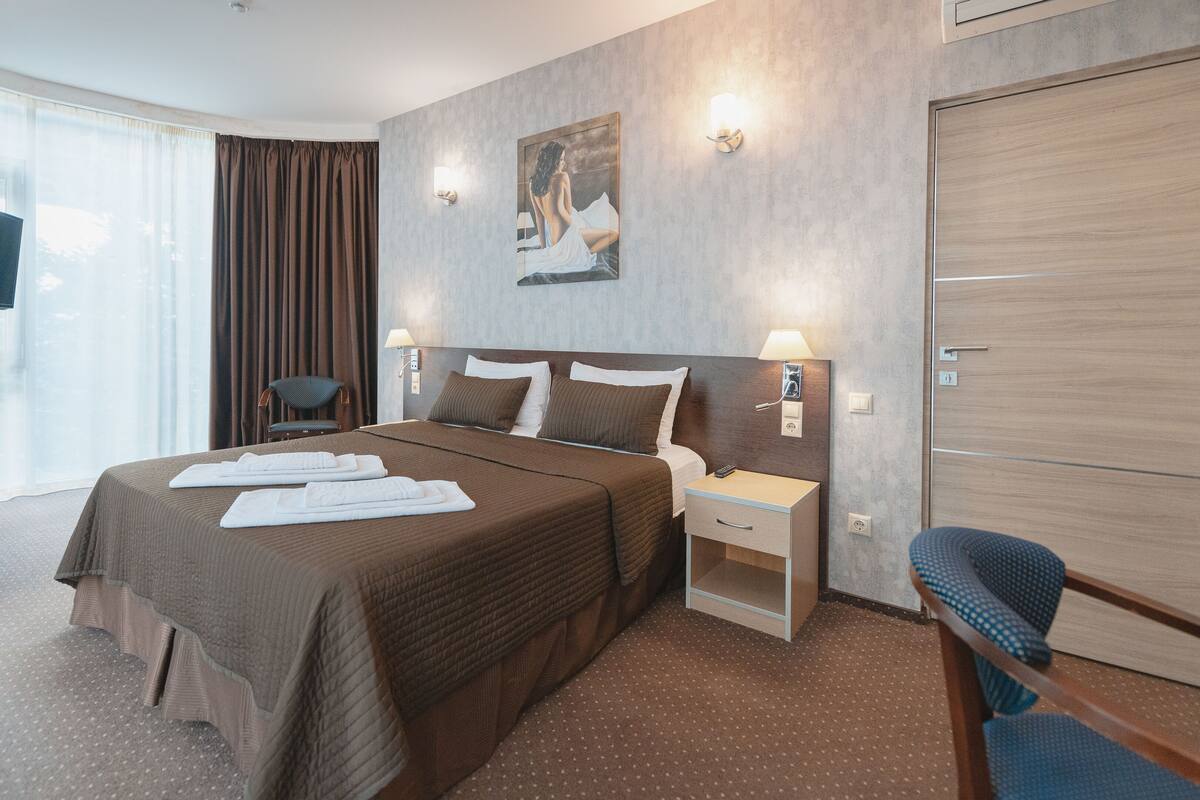 Comfort Room, Balcony (Family) | Peti besi dalam bilik, meja, langsir/tirai gelap terus, kalis bunyi