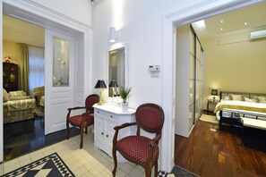 Apartament, 2 dormitoris, vistes a la ciutat | Sala d'estar | Televisor de pantalla plana