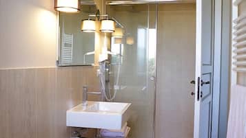 Camera doppia, vista giardino | Bagno | Doccia, set di cortesia gratuito, asciugacapelli, bidet