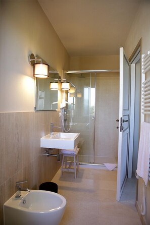 Kamar Double, pemandangan kebun | Kamar mandi | Shower, perlengkapan mandi gratis, pengering rambut, dan kloset