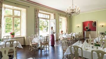 Lunch and dinner served