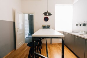 Apartment, 1 Schlafzimmer | Essbereich im Zimmer