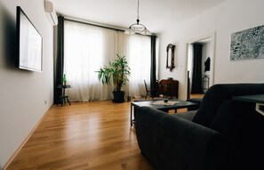 アパートメント 1 ベッドルーム | リビング エリア | 薄型テレビ