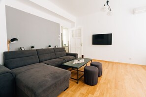 Apartment, 1 Schlafzimmer | Wohnbereich | Flachbildfernseher