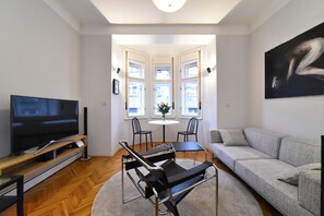 Appartement, 1 chambre, vue ville | Salle de séjour | Télévision LCD