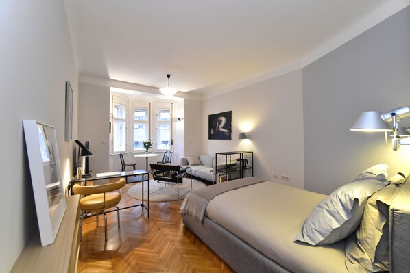 Appartement, 1 chambre, vue ville | Coin séjour | Télévision LCD