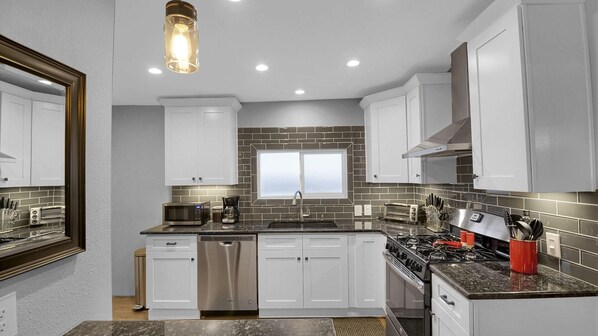 Kühlschrank, Mikrowelle, Ofen, Herdplatte