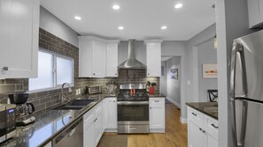 Refrigerador, microondas, horno y parrilla de estufa 