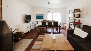 Skrivebord, strykejern/-brett og ekstrasenger (mot et tillegg)