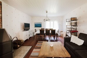 Escritorio, tabla de planchar con plancha y camas plegables/adicionales 