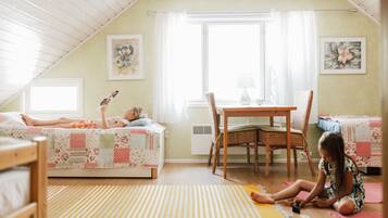 Chambre Quadruple, salle de bains commune | Bureau, fer et planche à repasser, lits pliants/supplémentaires