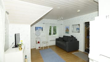 Triple Room | Desk, iron/ironing board, rollaway beds, free WiFi