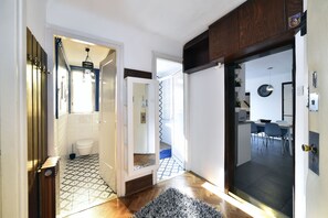 Leilighet, balkong, byutsikt | Oppholdsområde | LCD-TV