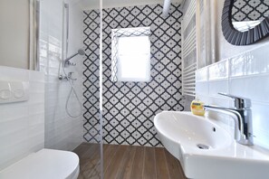Appartement, balkon, uitzicht op de stad | Badkamer | Een douche, gratis toiletartikelen, een haardroger, handdoeken