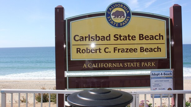 Panneau indiquant l’entrée de Carlsbad State Beach, également connue sous le nom de Robert C. Frazee Beach, un parc d’État de Californie.