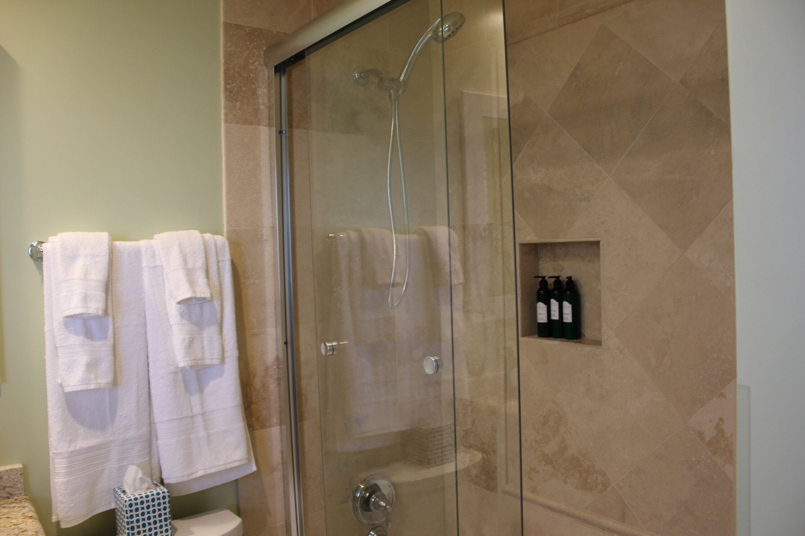 Duschwanne, Haartrockner, Handtücher, Shampoo