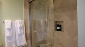 Duschwanne, Haartrockner, Handtücher, Shampoo