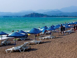 In Strandnähe, Liegestühle, Sonnenschirme, 6 Strandbars