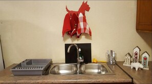 Executive Apartment, 1 Bedroom | Private kitchenette | Fridge, microwave, oven, stovetop
