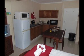 Executive Apartment, 1 Bedroom | Private kitchenette | Fridge, microwave, oven, stovetop