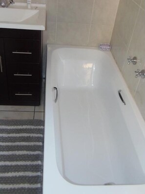 Executive Apartment, 1 Bedroom | Bathroom | Shower, free toiletries, hair dryer, slippers