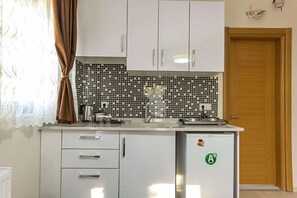 Studio (3 People ) | Dapur kecil pribadi | Lemari es, kompor, ketel listrik, dan peralatan masak/sendok-piring