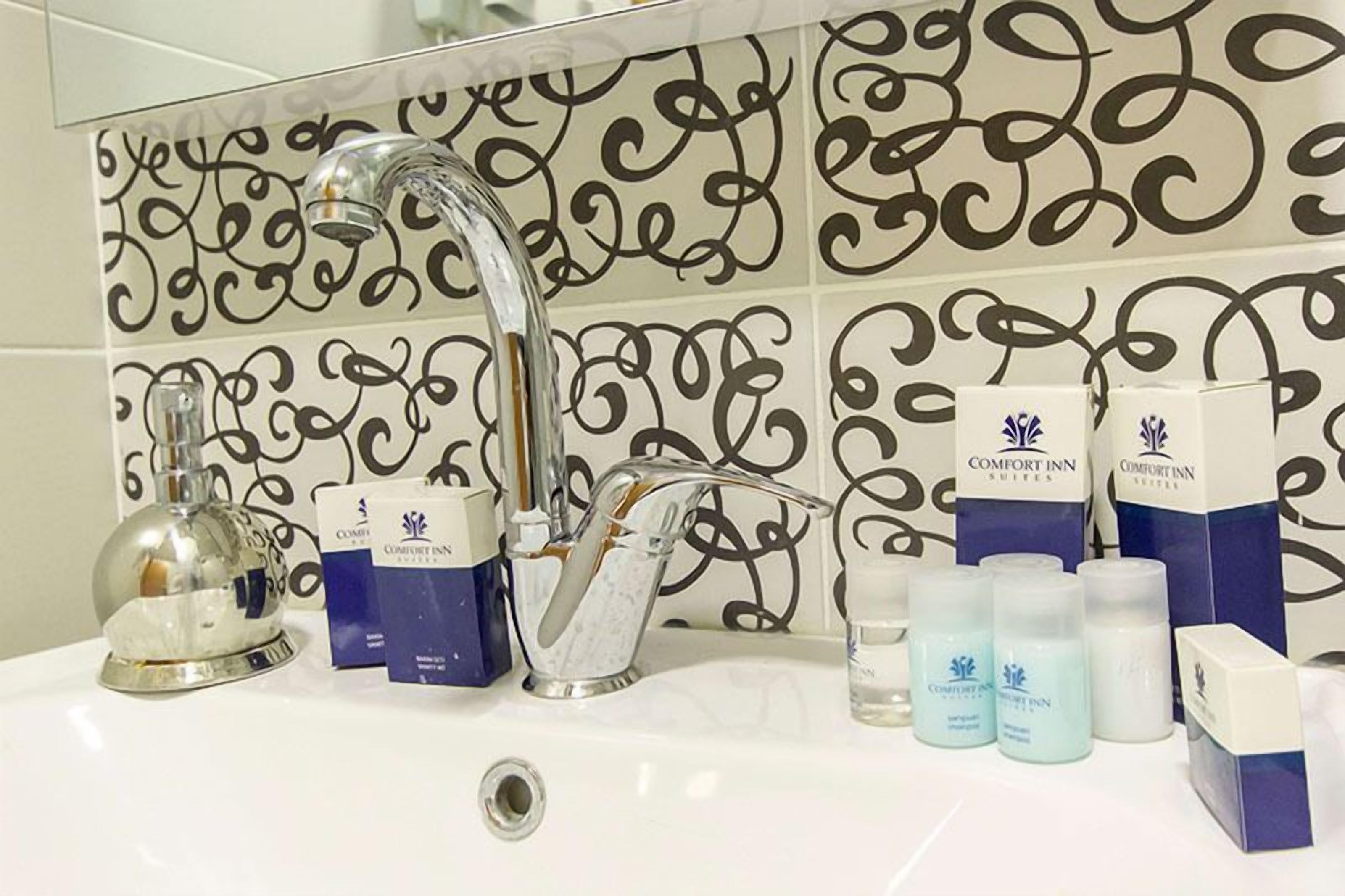 Een douche, gratis toiletartikelen, een haardroger, pantoffels