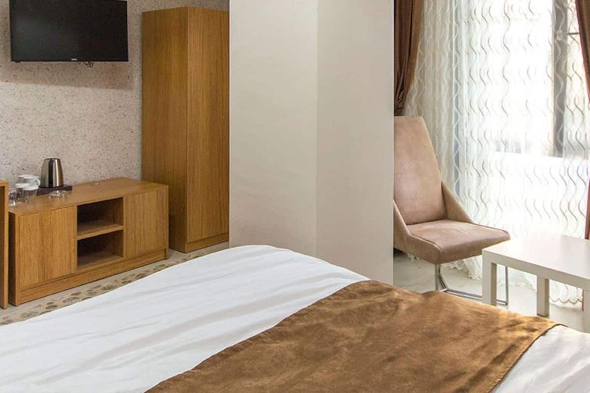 Studio (2 People ) | In-room safe, desk, WiFi (free)
