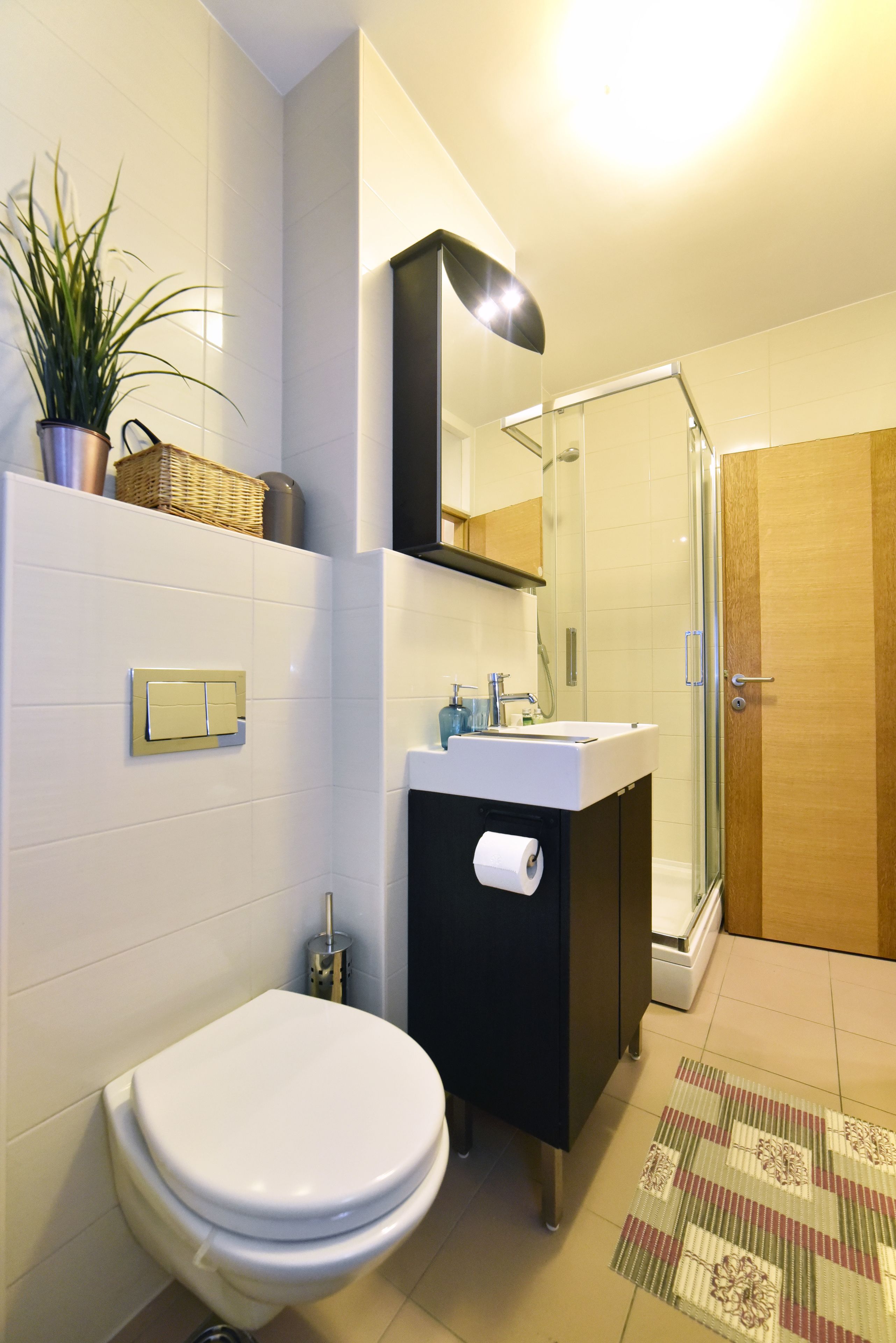 Lejlighed | Badeværelse | Bruser, gratis toiletartikler, hårtørrer, håndklæder