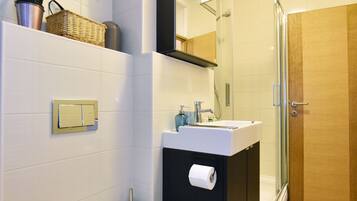 Lejlighed | Badeværelse | Bruser, gratis toiletartikler, hårtørrer, håndklæder