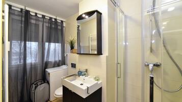 Apartment | Bathroom | Shower, free toiletries, hair dryer, towels