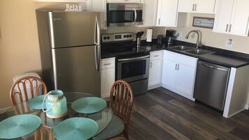 Réfrigérateur, micro-ondes, four, plaque de cuisson