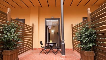 Una cassaforte in camera, una scrivania, tende oscuranti
